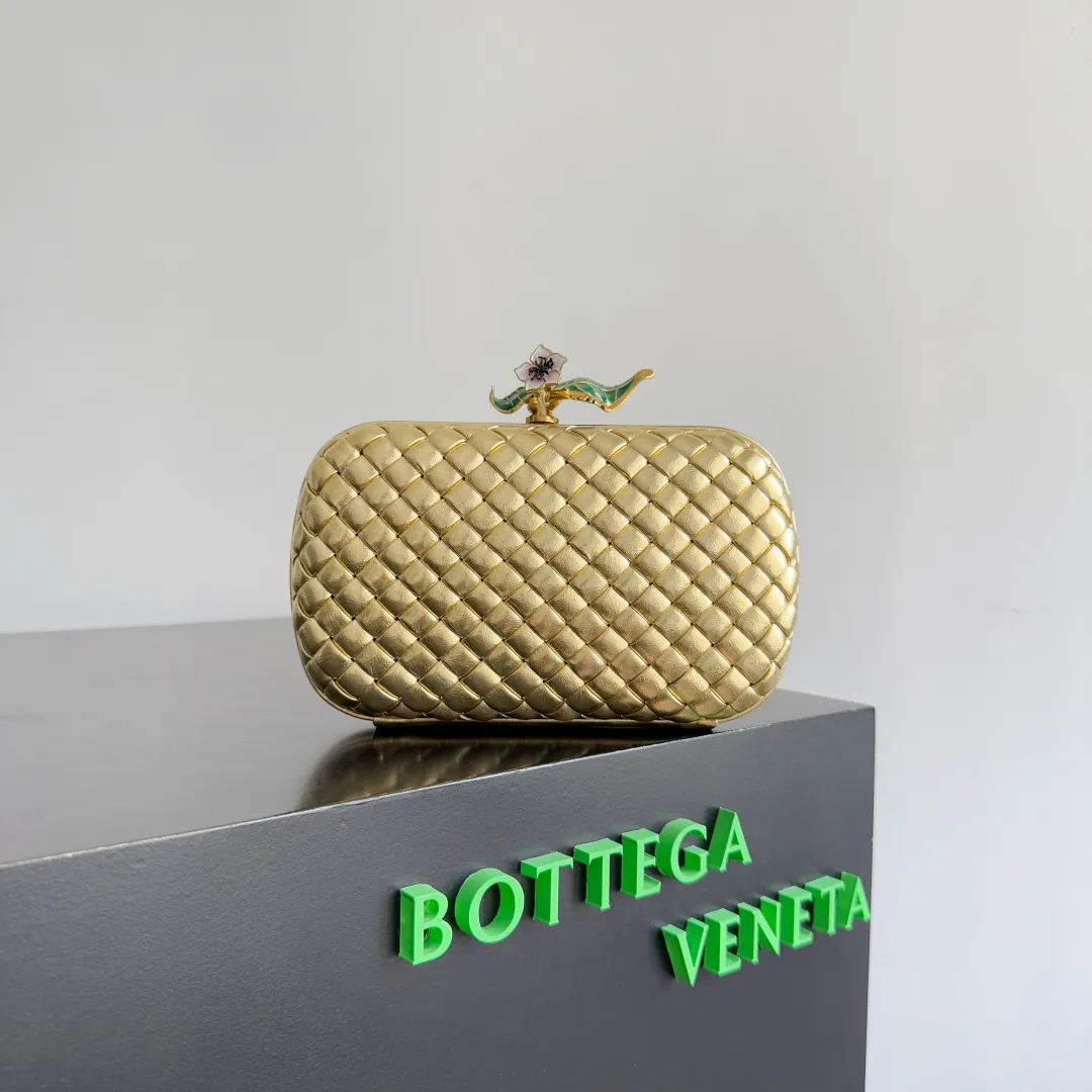 Batch 2100 BOTTEGA VENETA Women's Knot Evening Bag. An evening bag as beautiful as a jewelry box. Sharp-eyed friends must have discovered that the leather this time has a metallic luster. The whole bag looks very high-end. Even in a low-light environment, it is difficult to hide the excellent gloss of this bag. The three-dimensional flower made of brass will not oxidize. It is a heavy workmanship visible to the naked eye. Style number: 826183 (717622) Color: gold Size: 19*11.5*5cm